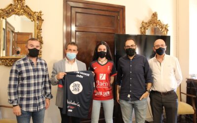 El alcalde, Julio Millán, y el concejal de Deportes, Carlos Alberca, reciben a una representación del Club Tenis de Mesa Hujase, en la élite de este deporte en España