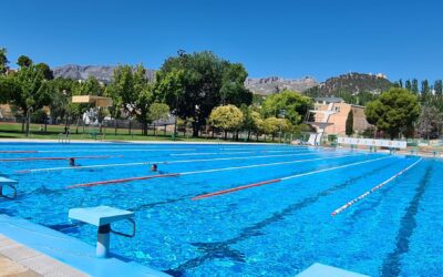El Ayuntamiento facilita el acceso gratis a las piscinas municipales a más de un millar de personas atendidas por unos 40 colectivos y entrega bonos de baño para 300 familias con necesidades