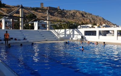Vecinos de El Tomillo aprenden a nadar en un curso para adultos y niños en la piscina municipal del barrio