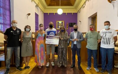 La Asociación de Clubes de Atletismo de Jaén hace entrega del donativo del maratón en pista a la Asociación Provincial de Autismo «Juan Martos Pérez»