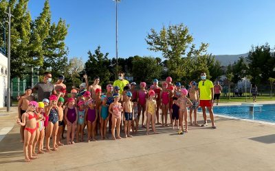 Excelente acogida de los cursos de natación gratuitos para 120 niños y niñas organizados por el Patronato de Deportes