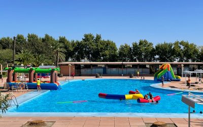 El Ayuntamiento brinda una divertida despedida con juegos de agua a los niños y niñas que han participado en las Escuelas Deportivas Municipales en Las Fuentezuelas