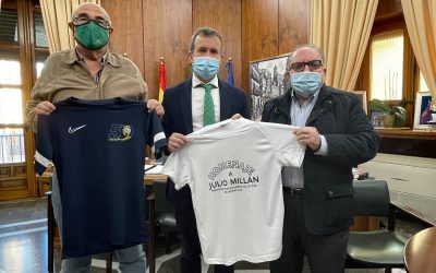 El alcalde mantiene una reunión para ultimar los detalles para el encuentro de homenaje al sacerdote y presidente de Mensajeros de la Paz, Julio Millán Medina, que disputarán La Glorieta CF y Plastilux CF