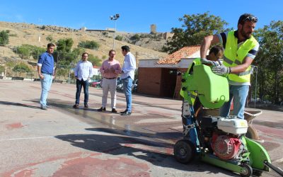 El Ayuntamiento ejecuta la renovación integral de los vestuarios y el terreno de juego de las pistas deportivas municipales de El Tomillo con una inversión de 42.000 euros