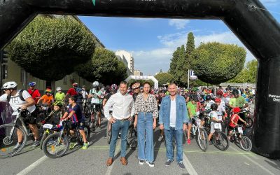 El Ayuntamiento colabora en el Día de la Bicicleta de Cadena 100, que cumple su segunda edición con casi 800 participantes que hacen parón en la feria para subirse sobre dos ruedas