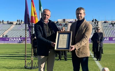 El alcalde de Jaén recibe de manos del presidente del Real Jaén el certificado de la Casa Real que refrenda el título de Real Club de Fútbol al club jiennense en su centenario para que la ciudad sea depositaria de este reconocimiento