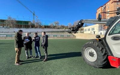 El Ayuntamiento comienza las obras de sustitución del césped artificial y la mejora del riego del campo de fútbol Sebastián Barajas