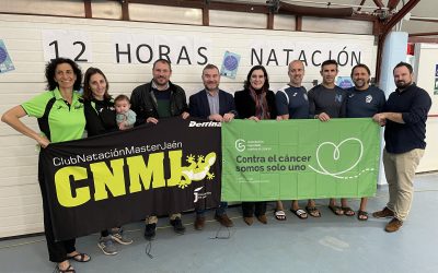 El Ayuntamiento colabora con el Club Natación Master Jaén en la organización del evento «Mójate, 12 horas de natación solidarias», que se está celebrando en la piscina de La Salobreja
