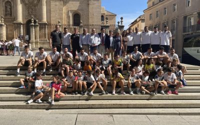 El concejal de Deportes, José María Álvarez, asiste a la firma de autógrafos de la selección española absoluta de fútbol sala en la Plaza de Santa María