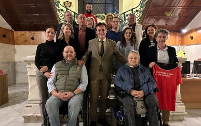 El alcalde de Jaén y el concejal de Deportes reciben en el salón de plenos a Carlos Linares, campeón de España de armas olímpicas tanto en pistola libre como en deportiva