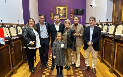 El alcalde de Jaén y el concejal de Deportes reciben en el salón de plenos al jiennense Sergio Jiménez Turnes, árbitro internacional de waterpolo