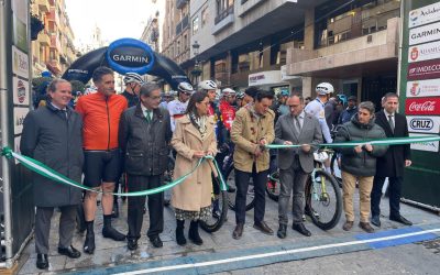 El alcalde protagoniza el protocolario corte de cinta previo a la salida de la segunda etapa de la Andalucía Bike Race, con salida y llegada en la capital