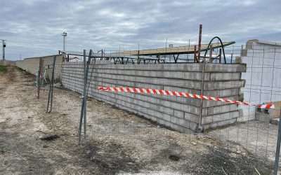El Ayuntamiento finaliza la reconstrucción del muro que se derrumbó en Las Lagunillas y sigue trabajando en el refuerzo de todo el perímetro de la instalación municipal