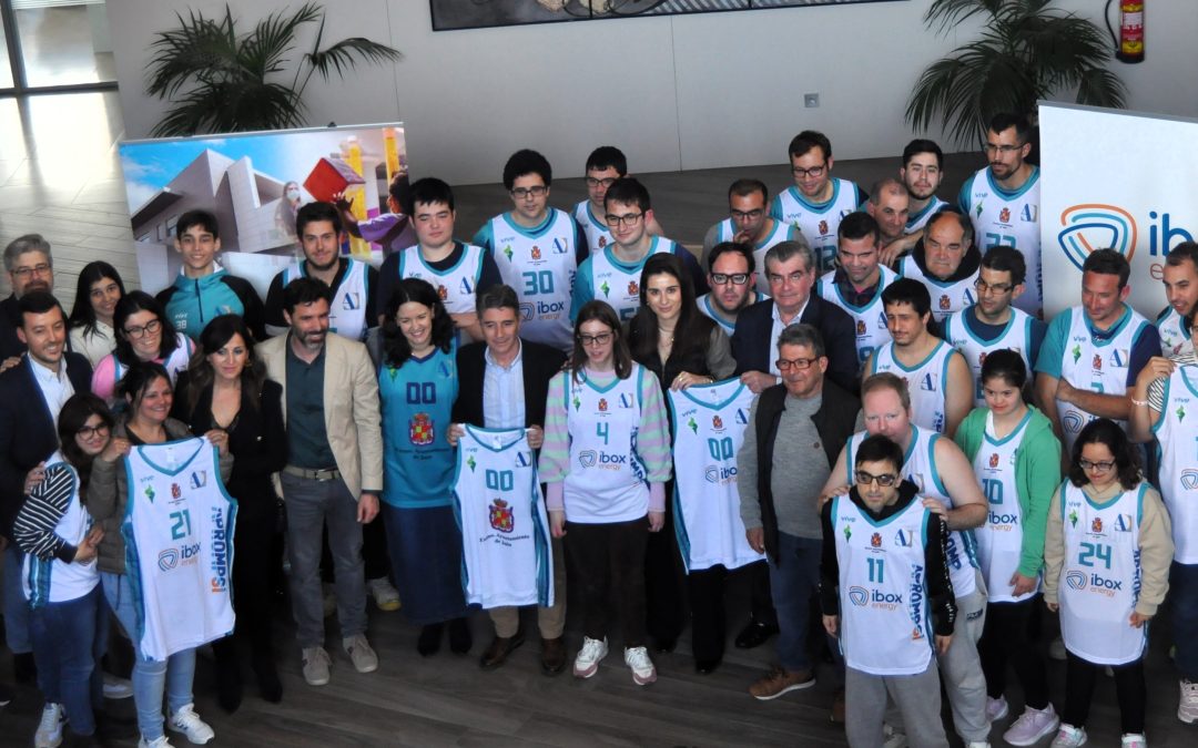 El concejal de Deportes y la edil de Asuntos Sociales asisten a la presentación del equipo de baloncesto adaptado Aprompsi-Jaén Basket 21