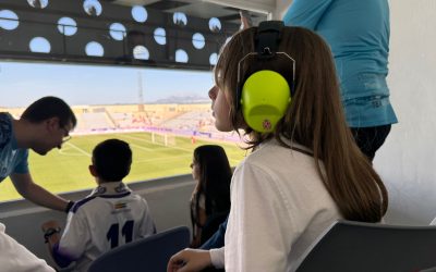 15 niños y niñas con trastorno del espectro autista disfrutan del partido Real Jaén-Torre del Mar gracias a la entrega de un kit de autismo por parte del Ayuntamiento
