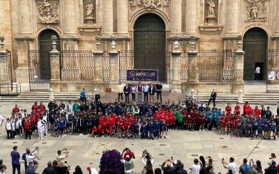 El alcalde recibe en la Plaza de Santa María a los 16 equipos españoles, portugueses e italianos participantes en la fase final del Torneo Internacional alevín Jaén Cup
