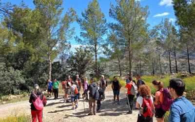 Treinta personas disfrutan del entorno del río Cuadros gracias a la ruta de senderismo «Las Viñas» organizada por el Grupo de Actividades en la Naturaleza