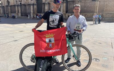 El concejal de Deportes recibe al ciclista amateur José Ortega, protagonista del reto 8 capitales andaluzas