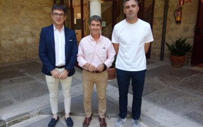 El concejal de Deportes, convencido de que el acuerdo firmado por el Real Jaén CF y el Jaén CB beneficiará a ambas entidades y al deporte en general en la capital