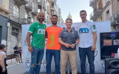 El Ayuntamiento acompaña al Real Jaén en la inauguración de la nueva tienda y en la presentación de las equipaciones y los patrocinadores para la próxima temporada
