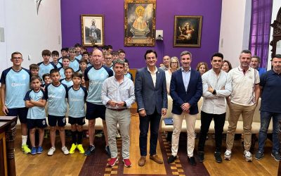 El alcalde recibe en el salón de plenos a una delegación de capitanes del Avanza Fútbal encabezada por el presidente del grupo