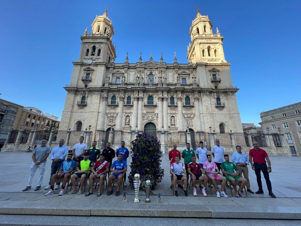 Los capitanes y los entrenadores de la Copa Federación masculina de ...