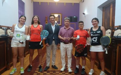 El alcalde recibe en el salón de plenos a los jiennenses que destacaron con un título o un subcampeonato en el pasado Campeonato de Andalucía de pádel
