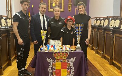 El alcalde, acompañado por la concejala de Deportes, recibe en el Ayuntamiento a los taekwondistas Joel y Athenea García Morales, grandes promesas de este deporte y ganadores de títulos a nivel nacional e internacional
