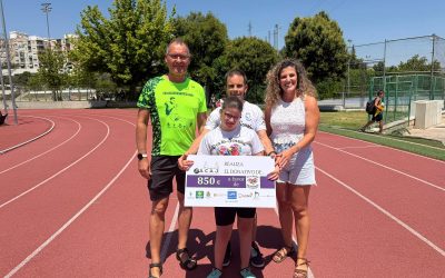La asociación «Todos con Adriana y el Síndrome de Pitt Hopkins» recibe los 850 euros recaudados en la maratón en pista solidaria «Ciudad de Jaén»