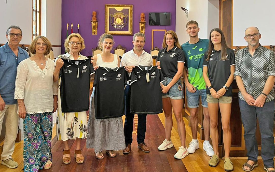 El alcalde recibe en el Ayuntamiento a una representación de los equipos masculino y femenino de División de Honor del Unicaja Jaén Paraíso Interior de atletismo