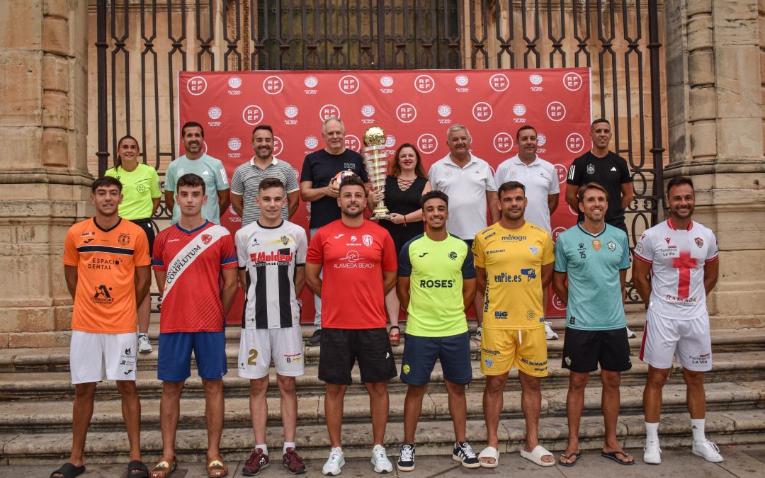 Pistoletazo de salida para la Copa Federación masculina de fútbol playa que se disputa a partir de mañana con la tradicional foto de familia en la Plaza de Santa María