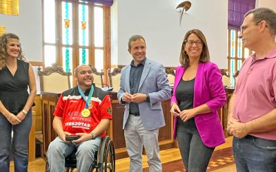 El Ayuntamiento recibe al tirador Carlos Linares, medalla de oro en la última Copa del Mundo de tiro olímpico adaptado