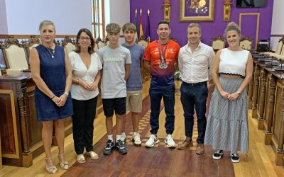 El alcalde recibe a Luciano Díaz, triple medallista en el Campeonato del Mundo de trasplantados