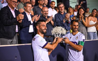 El alcalde entrega al Real Jaén CF el trofeo que lo acredita como campeón del XLI Trofeo del Olivo
