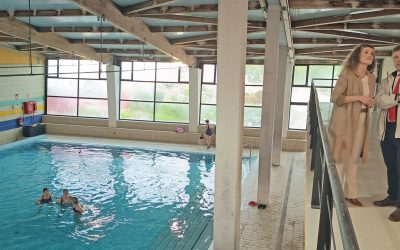 El Ayuntamiento pone en servicio la piscina de invierno de Las Fuentezuelas tras arreglar parte de la cubierta que perdió por el temporal y equipamientos como vestuarios y válvulas de agua