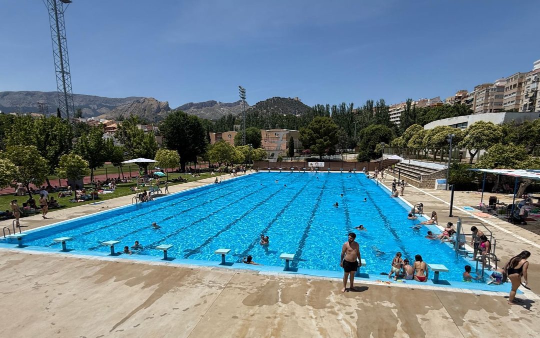 El Ayuntamiento destaca el éxito de afluencia en el primer fin de semana de apertura puntual de la piscina de verano de La Salobreja