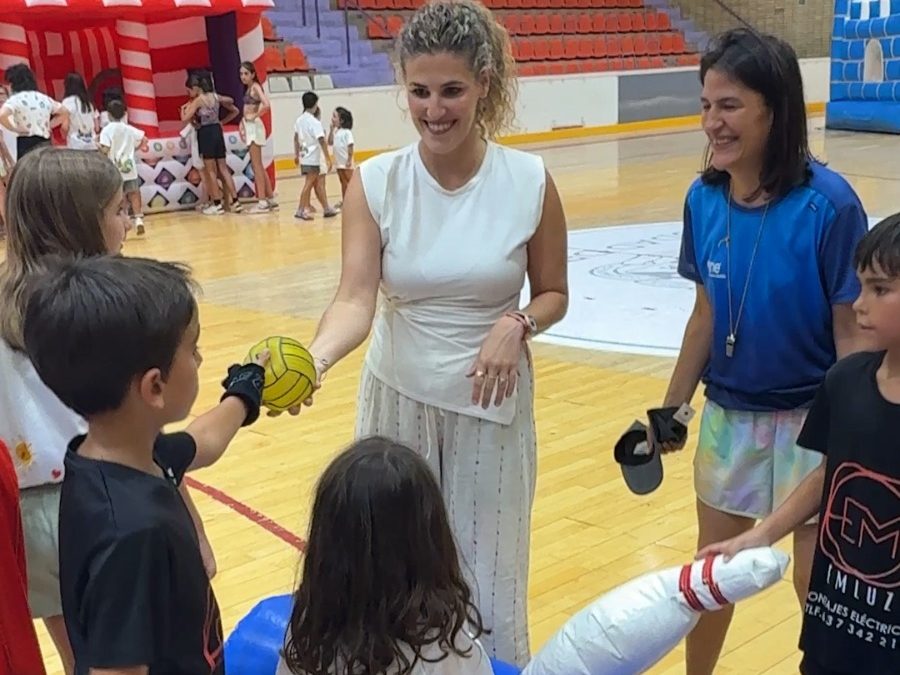 El Ayuntamiento de Jaén da inicio a las escuelas deportivas municipales en que ofertan plazas para más de mil niños de la ciudad a lo largo del verano con fiesta de la espuma en La Salobreja