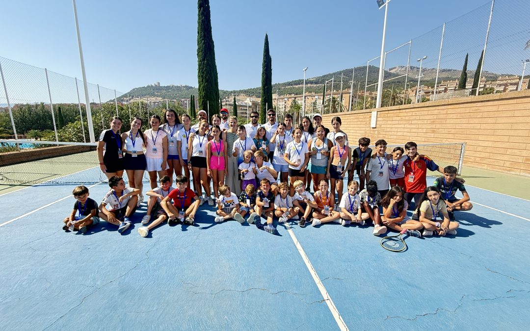 La concejala de Deportes visita los campamentos de verano del club Treinta Iguales, que han cubierto todas plazas destinadas a niños y niñas de 4 a 18 años