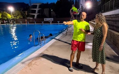 Éxito de la primera de las cuatro jornadas de horario ampliado de piscina en el marco de la campaña «Viernes noche en La Salobreja»