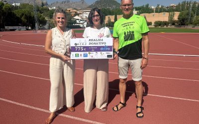 El Ayuntamiento y la Asociación de Clubes de Atletismo hacen entrega a la asociación Debra Piel de Mariposa del cheque solidario de la Maratón en Pista Ciudad de Jaén