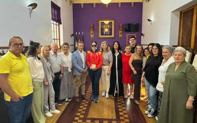 El alcalde recibe a Isabel María López tras proclamarse campeona del mundo de tiro para personas ciegas y destaca su ejemplo de superación